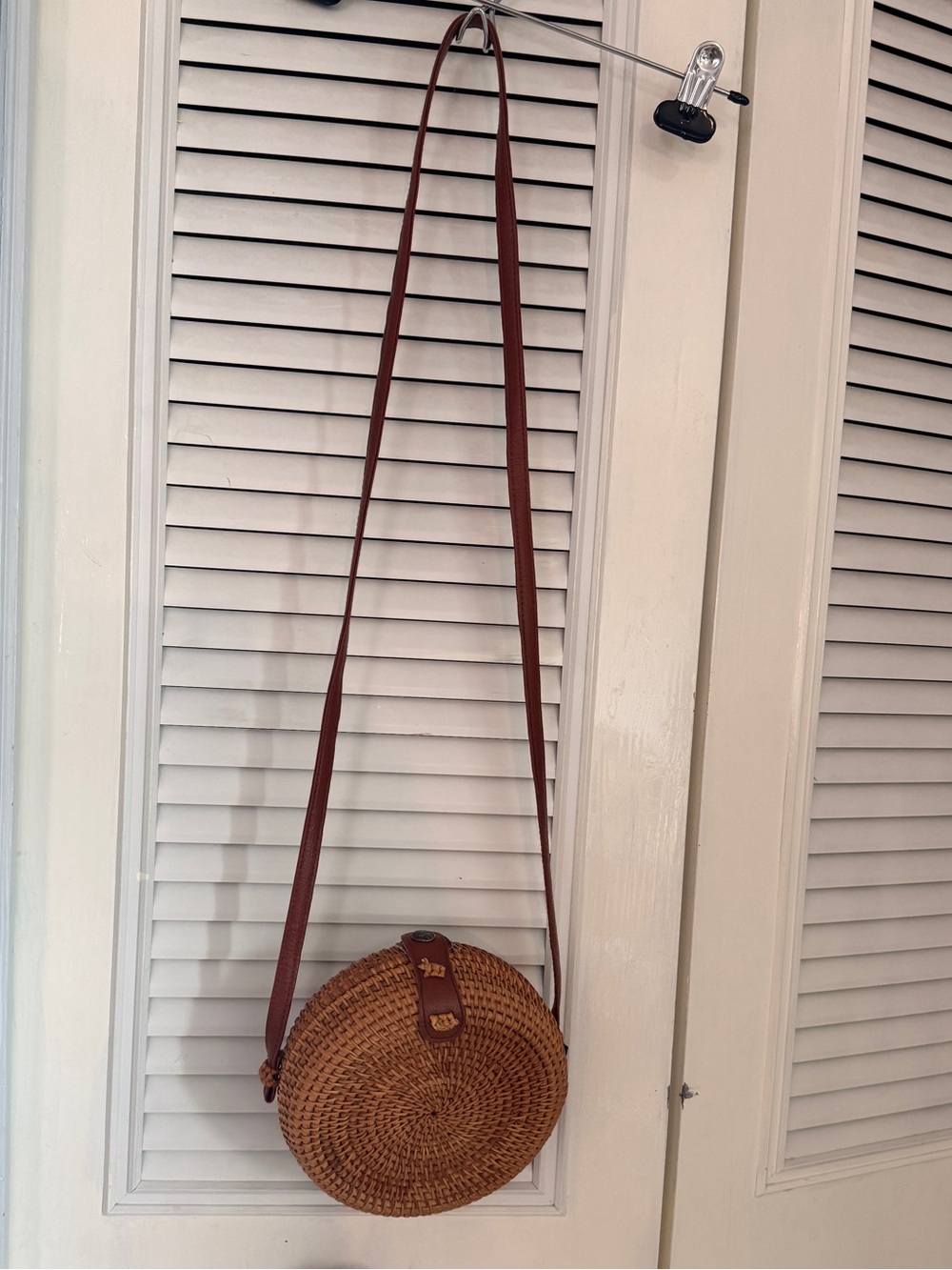 Round Woven Crossbody Bag in Brown